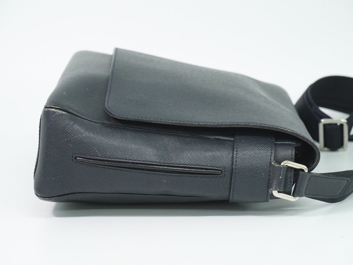 Louis Vuitton Roman Taiga Leather Navy Leather Shoulder Bag Bag (Pre-Owned)