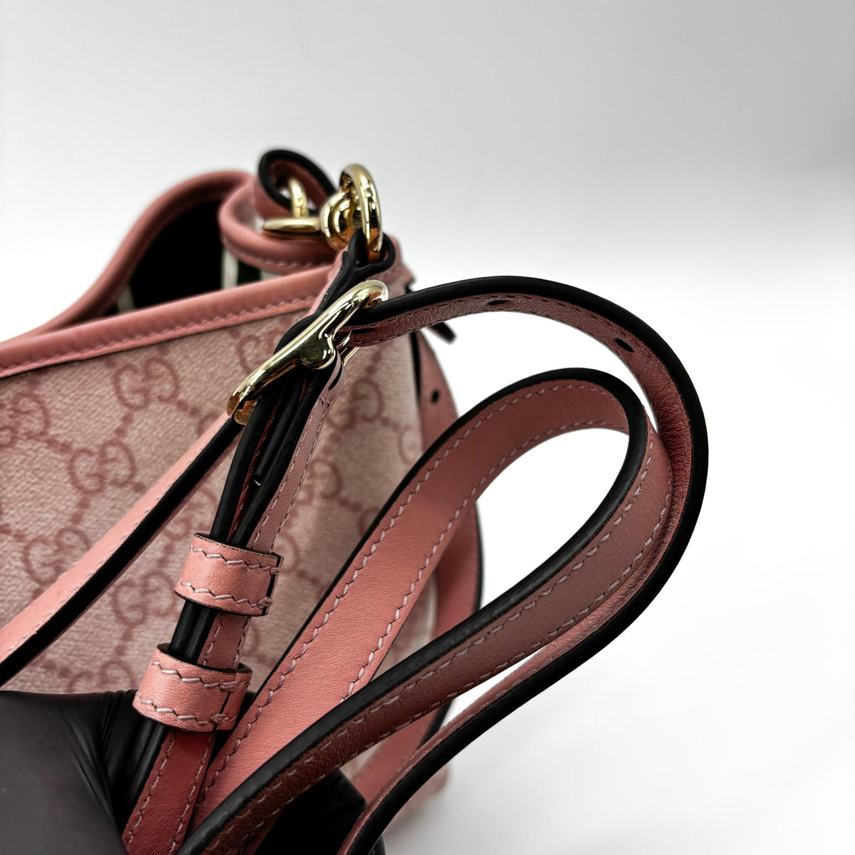 Gucci Gg Emblem Bucket Bag Gg Coated Canvas Pink Canvas Shoulder Bag Bag (Pre-Owned)