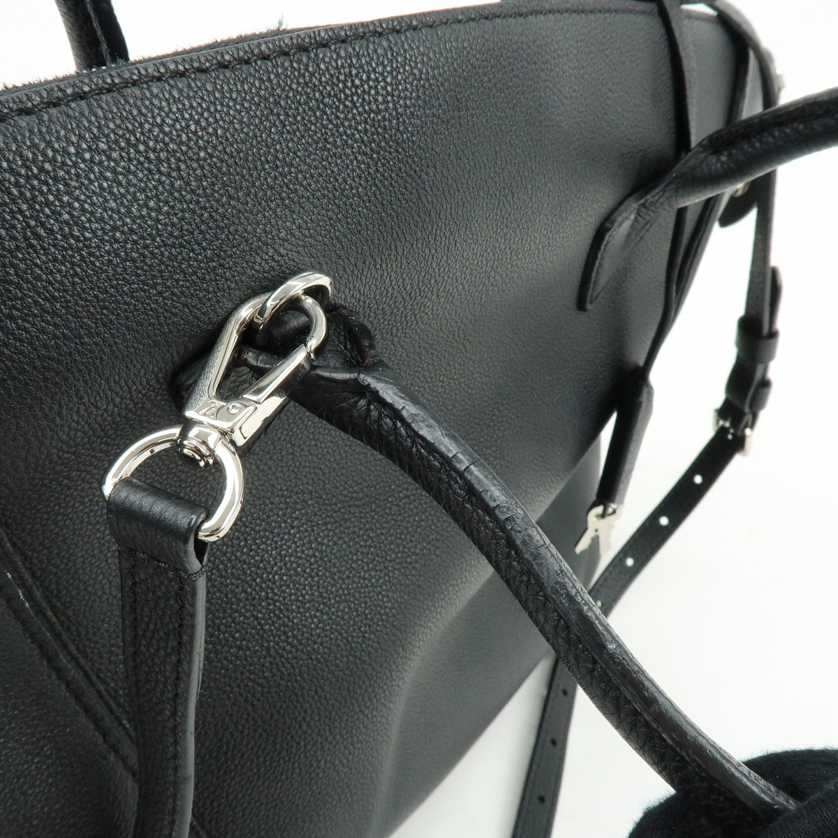 Louis Vuitton Soft Lockit Leather Black Leather Handbag (Pre-Owned)