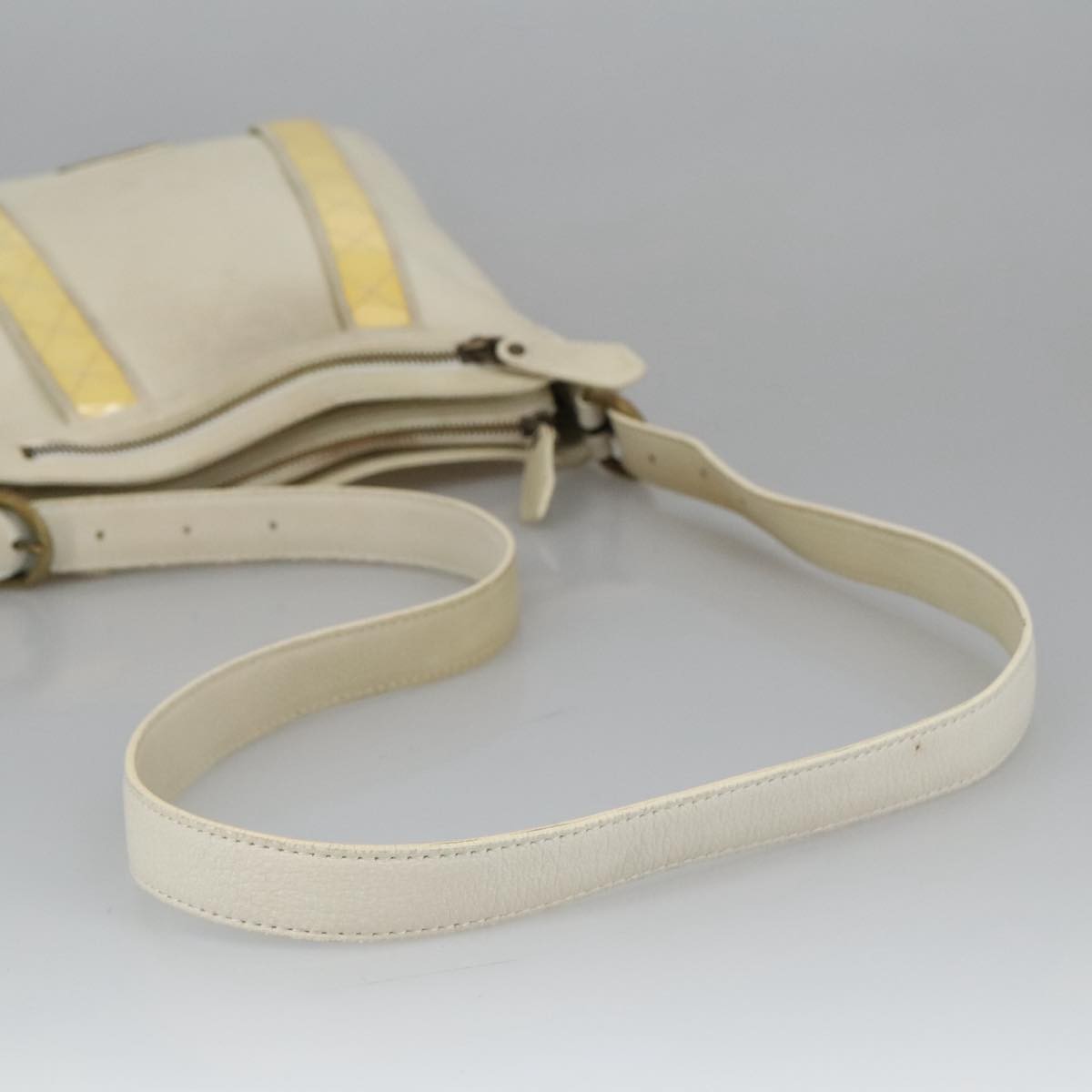 Burberry Vintage Leather White Leather Shoulder Bag Bag (Pre-Owned)