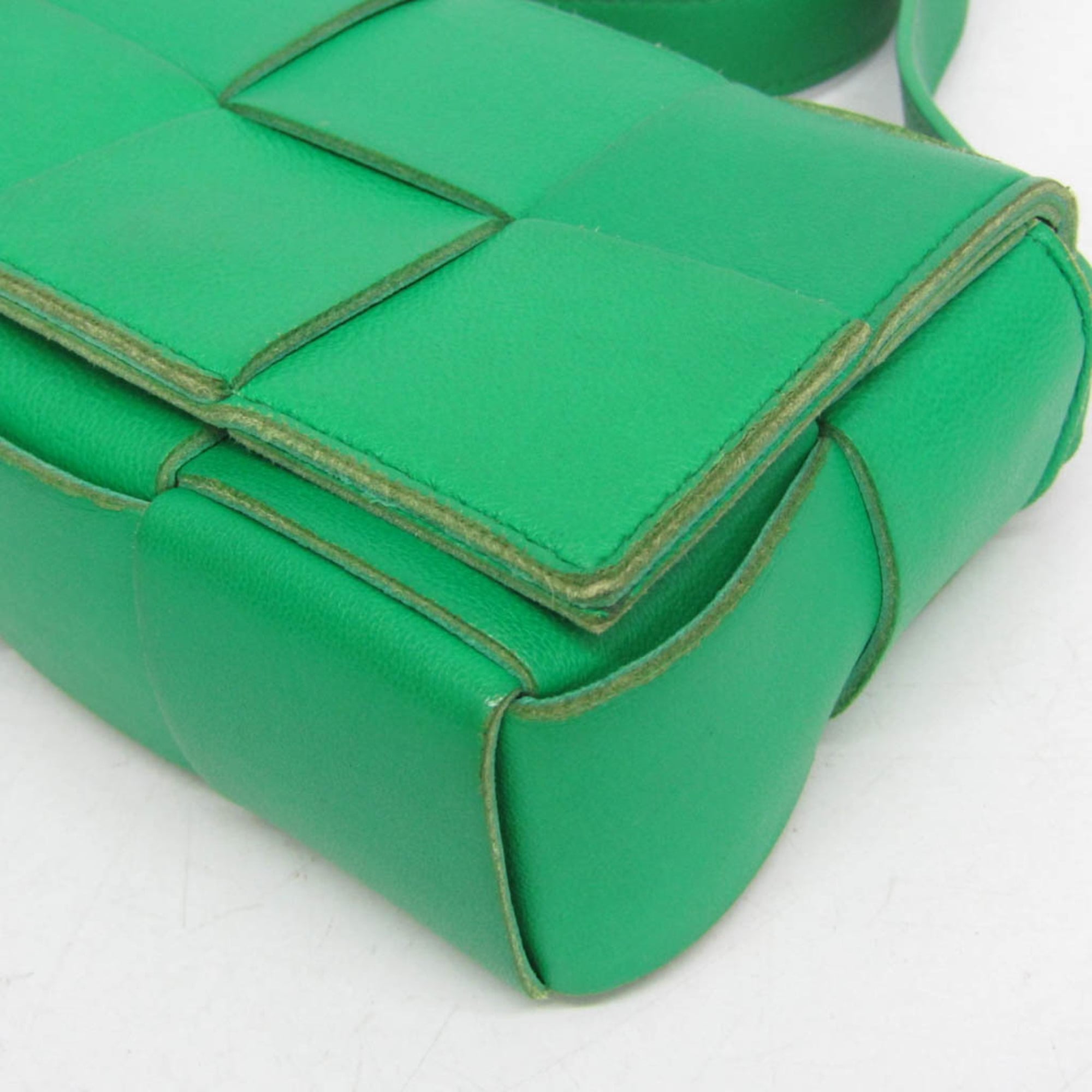 Bottega Veneta Cassette Maxi Intrecciato Leather Green Leather Clutche & Pouche Bag (Pre-Owned)
