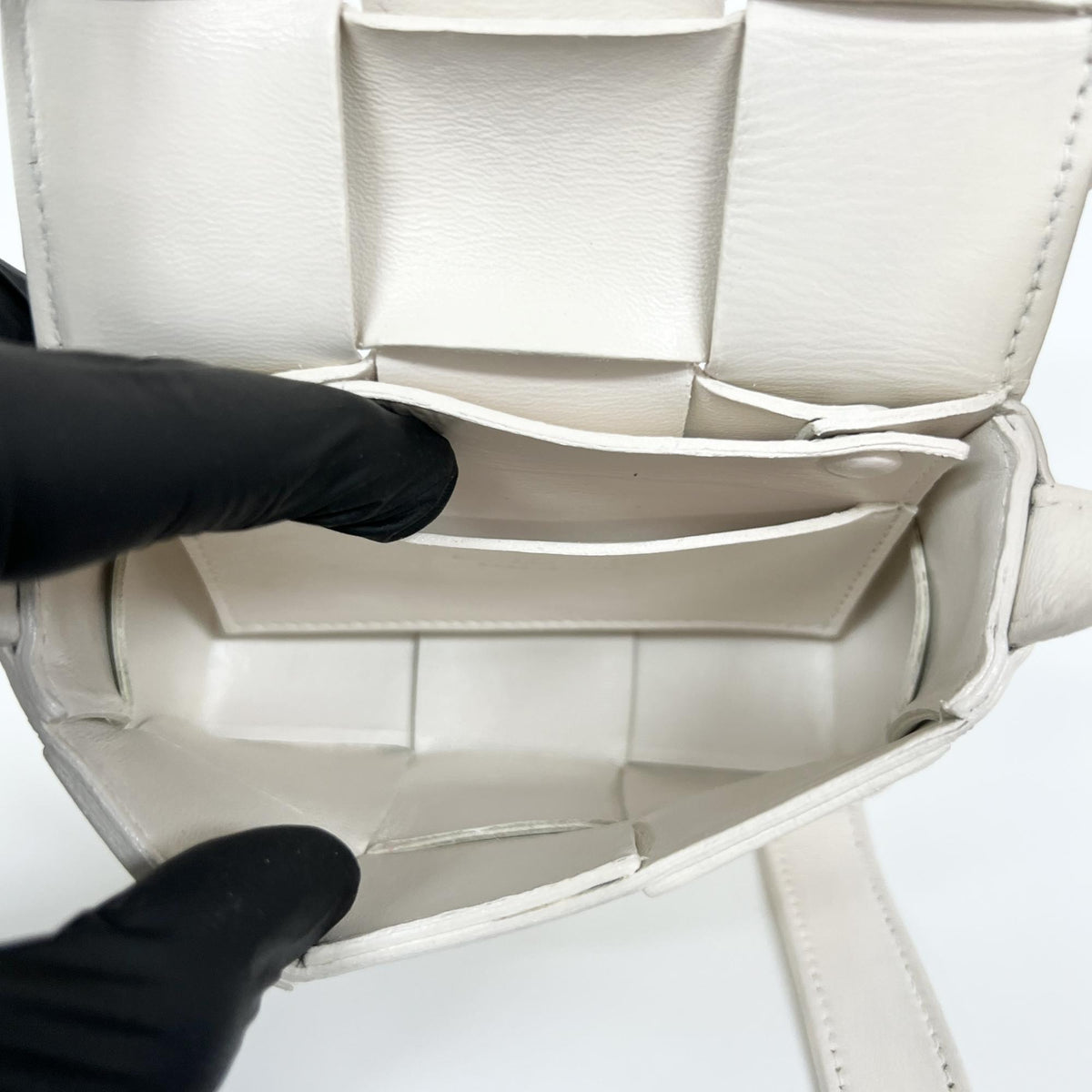 Bottega Veneta Cassette Maxi Intrecciato Leather White Leather Crossbody Bag Bag (Pre-Owned)