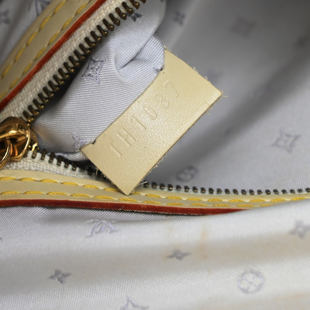 Louis Vuitton Suhali Lockit Leather White Leather Handbag (Pre-Owned)