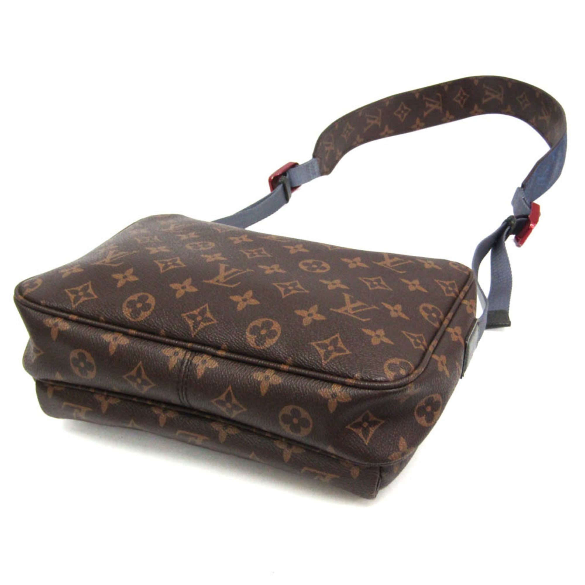 Louis Vuitton Outdoor Messenger Monogram Canvas Brown Canvas Shoulder Bag Bag (Pre-Owned)