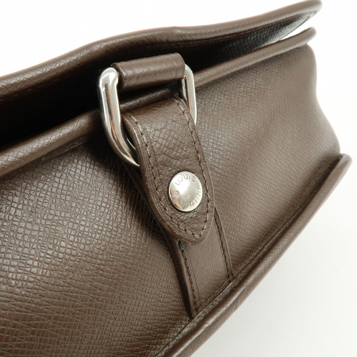 Louis Vuitton Andrei Messenger Taiga Leather Brown Leather Handbag (Pre-Owned)