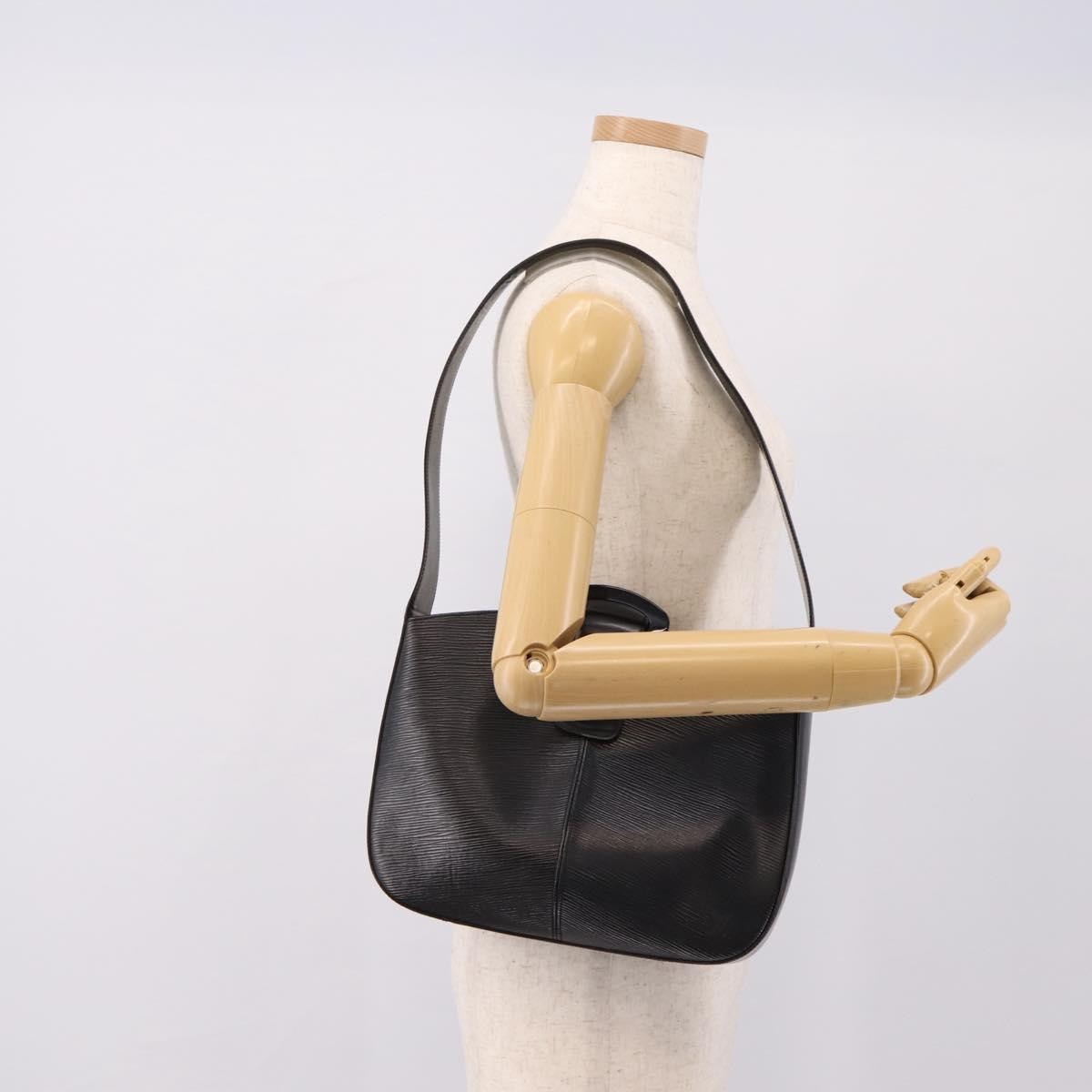 Louis Vuitton Reverie Epi Leather Black Leather Shoulder Bag Bag (Pre-Owned)