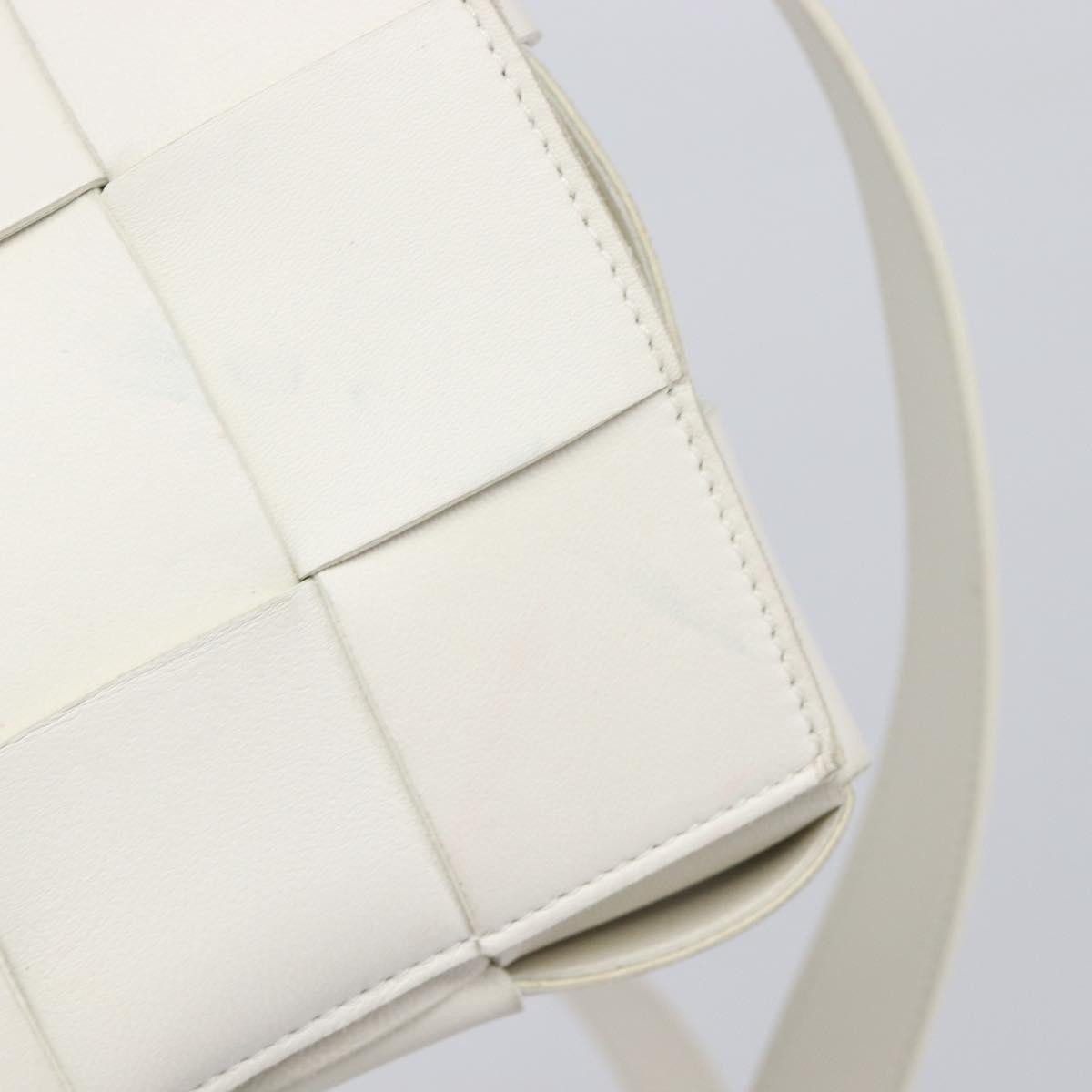 Bottega Veneta Cassette Maxi Intrecciato Leather White Leather Crossbody Bag Bag (Pre-Owned)