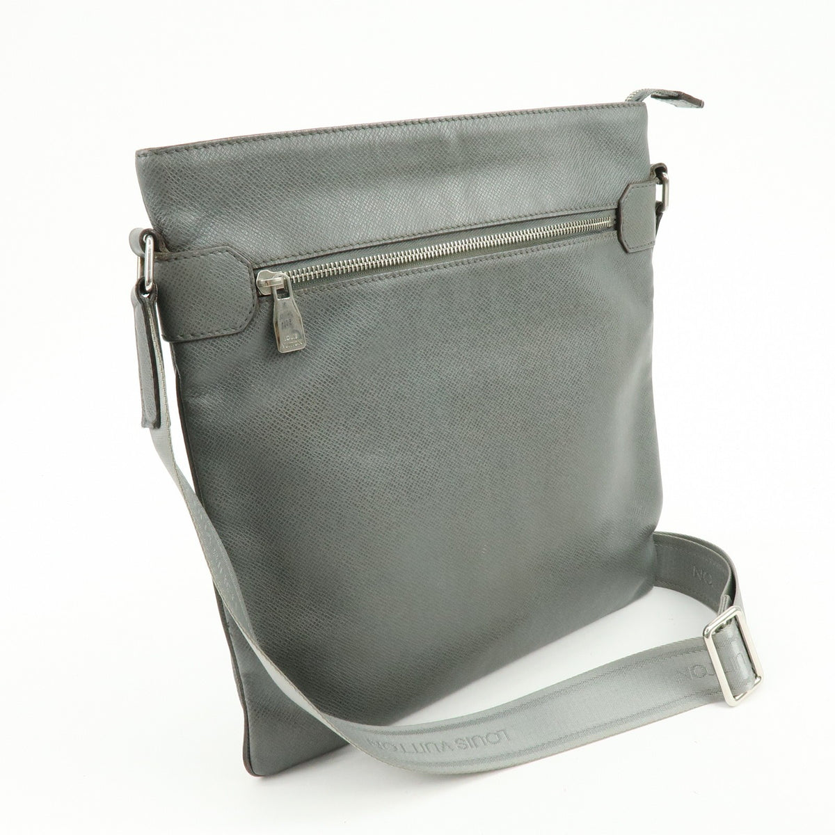 Louis Vuitton Sasha Taiga Leather Gray Leather Handbag (Pre-Owned)
