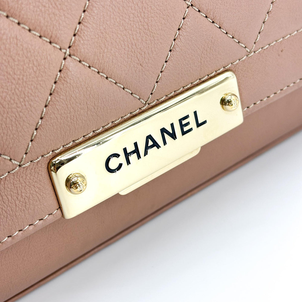 Chanel Label Click Flap Quilted Calfskin Brown Leather Handbag (Pre-Owned)