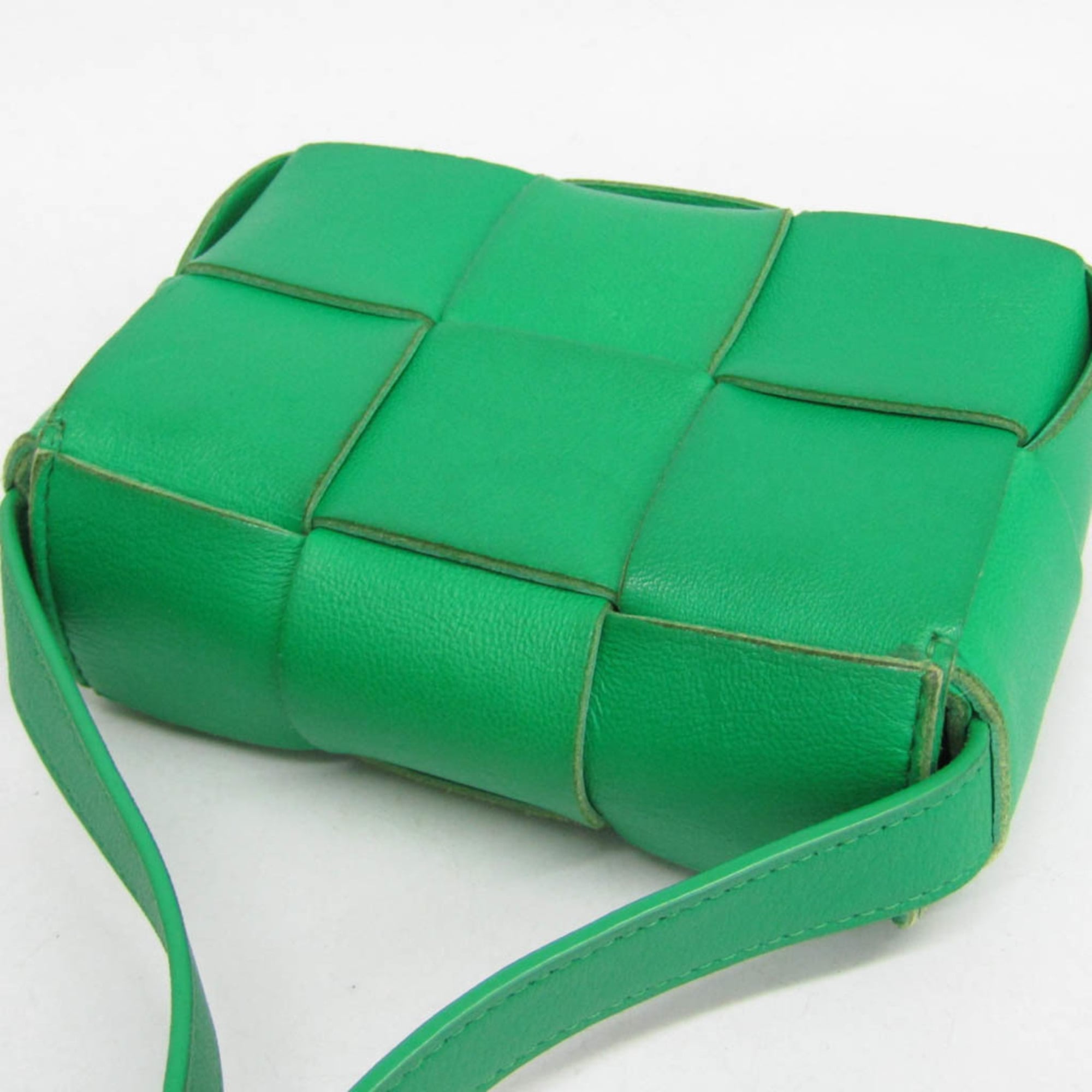 Bottega Veneta Cassette Maxi Intrecciato Leather Green Leather Clutche & Pouche Bag (Pre-Owned)