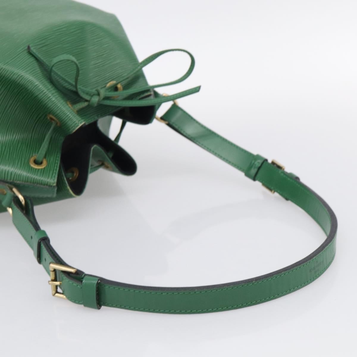 Louis Vuitton Petit Noe Epi Leather Green Leather Handbag (Pre-Owned)