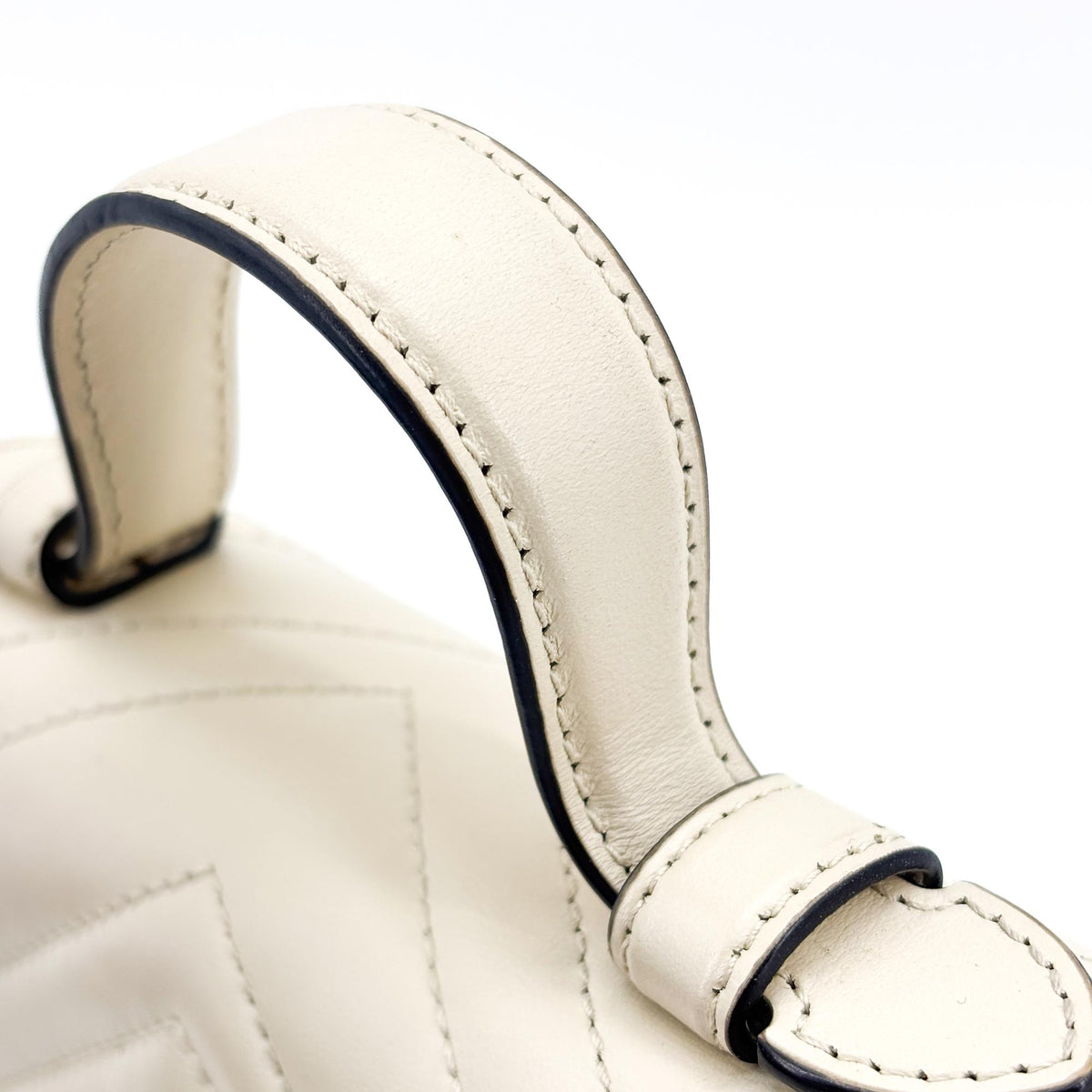 Gucci Gg Marmont Top Handle Flap Matelasse Leather White Leather Handbag (Pre-Owned)