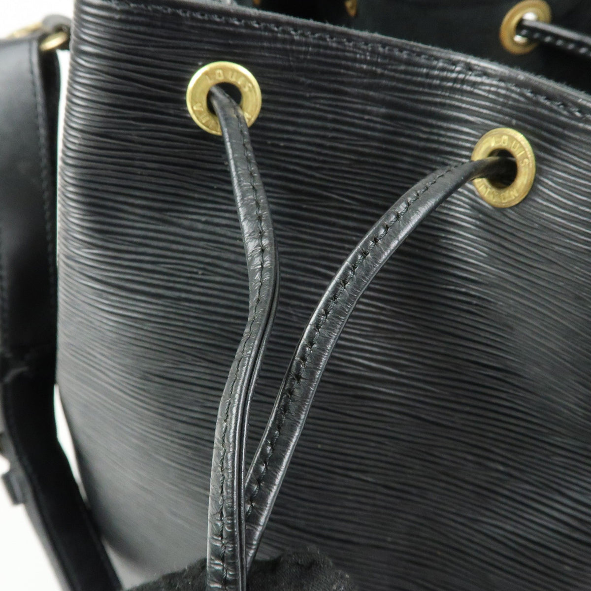 Louis Vuitton Petit Noe Epi Leather Black Leather Handbag (Pre-Owned)