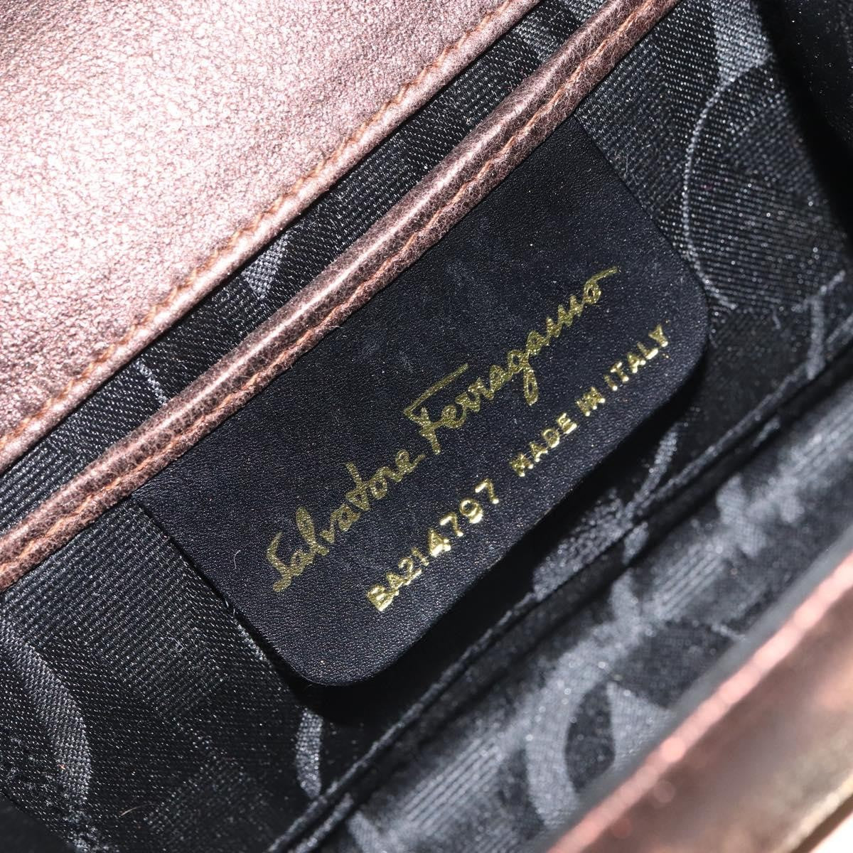 Salvatore Ferragamo Gancini Leather Gold Leather Shoulder Bag Bag (Pre-Owned)