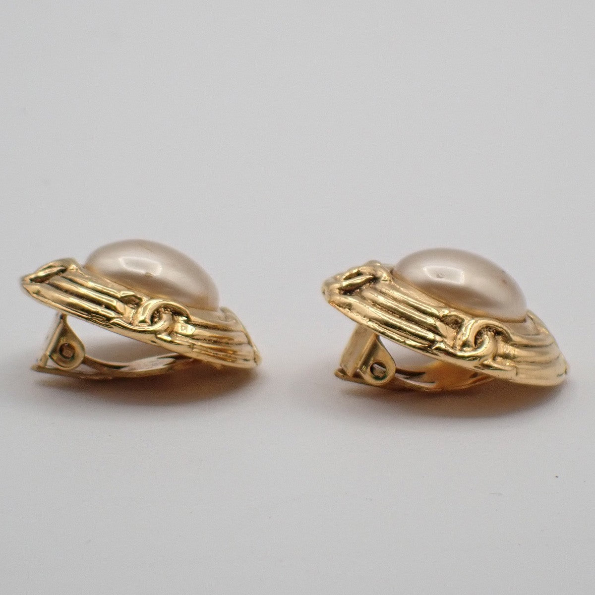 Chanel Vintage Round Clip-On Metal With Faux Pearl Gold Gold_Plated Earrings Jewelry (Pre-Owned)
