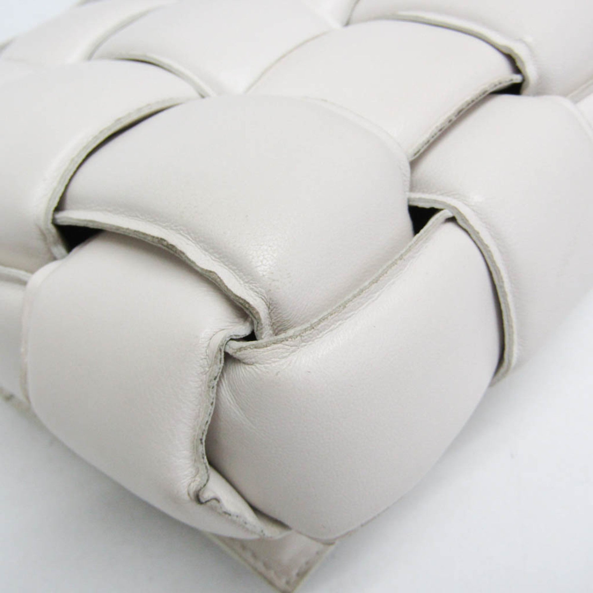 Bottega Veneta Cassette Chain Padded Maxi Intrecciato Leather White Leather Shoulder Bag Bag (Pre-Owned)