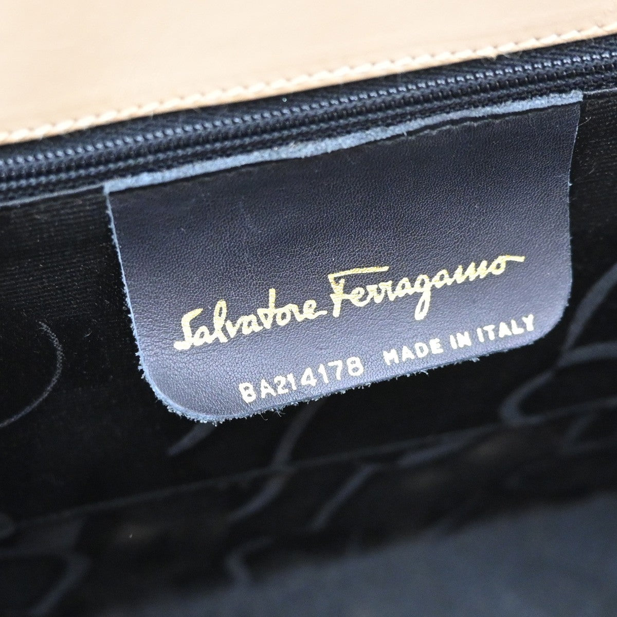 Salvatore Ferragamo Convertible Vara Bow Tote Leather Beige Leather Handbag (Pre-Owned)