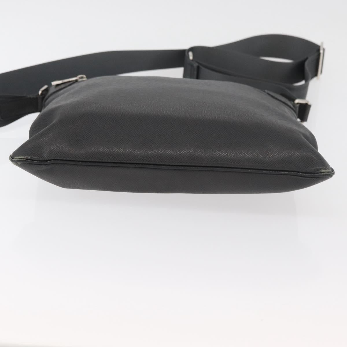 Louis Vuitton Sasha Taiga Leather Black Leather Handbag (Pre-Owned)