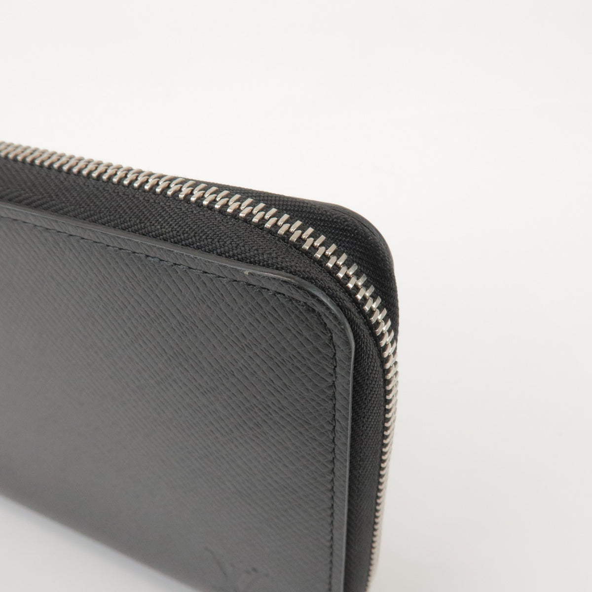 Louis Vuitton Zippy Organizer Taiga Leather Black Leather Wallets Accessory (Pre-Owned)