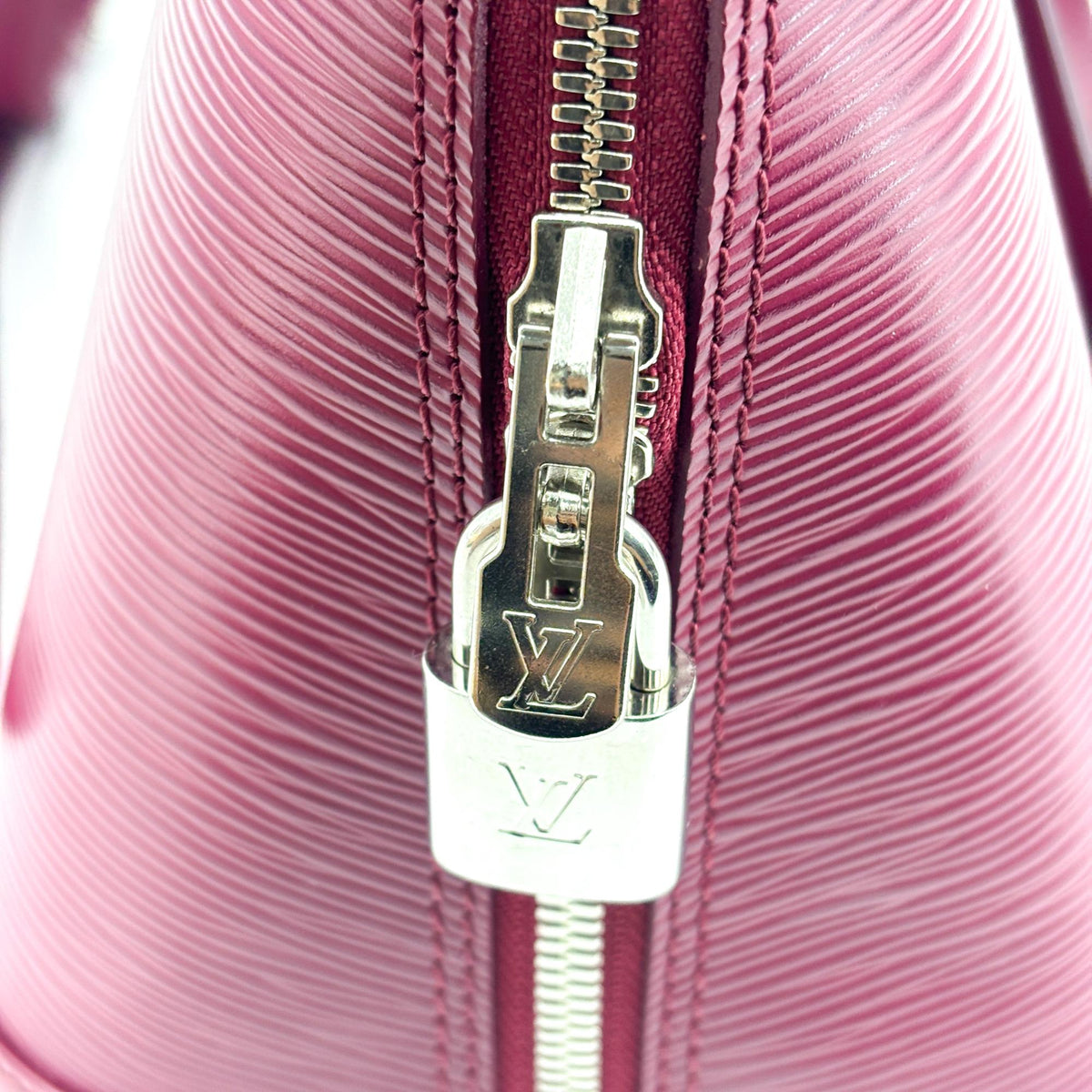 Louis Vuitton Alma Epi Leather Purple Leather Handbag (Pre-Owned)