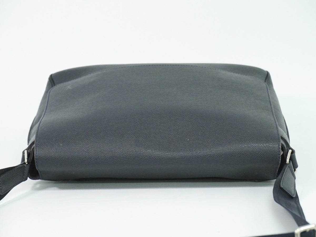 Louis Vuitton Roman Taiga Leather Navy Leather Shoulder Bag Bag (Pre-Owned)