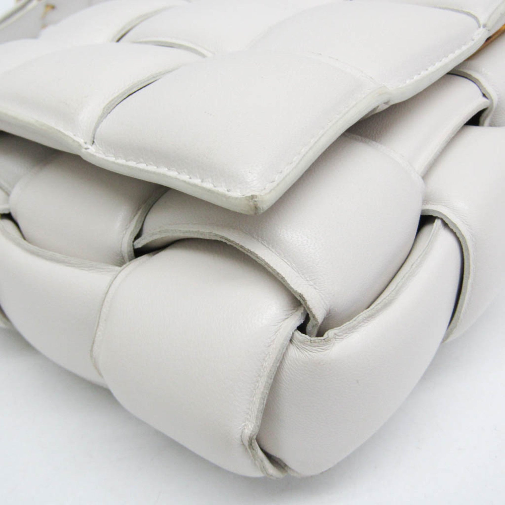 Bottega Veneta Cassette Chain Padded Maxi Intrecciato Leather White Leather Shoulder Bag Bag (Pre-Owned)