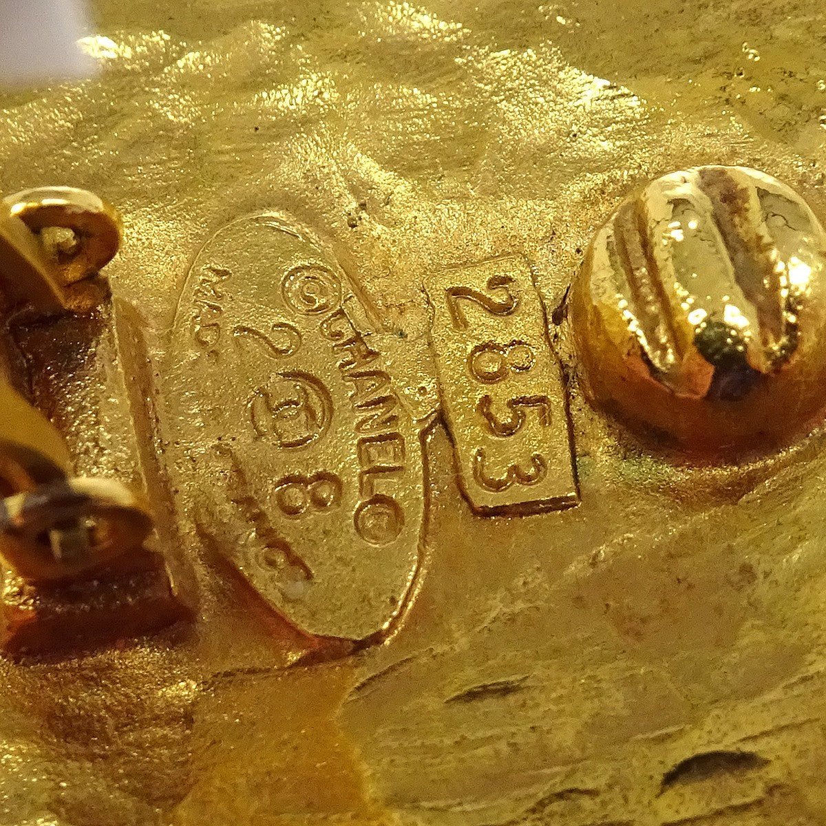 Chanel Vintage Cc Quilted Round Button Clip-On Metal Gold Gold_Plated Earrings Jewelry (Pre-Owned)