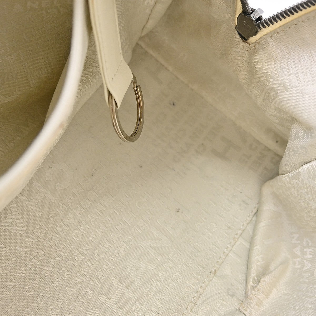 Chanel Square Stitch Bowler Quilted Caviar White Calfskin Shoulder Bag Bag (Pre-Owned)