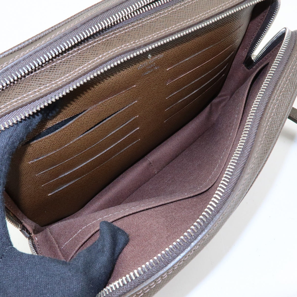 Louis Vuitton Neo Pavel Taiga Leather Brown Leather Handbag (Pre-Owned)