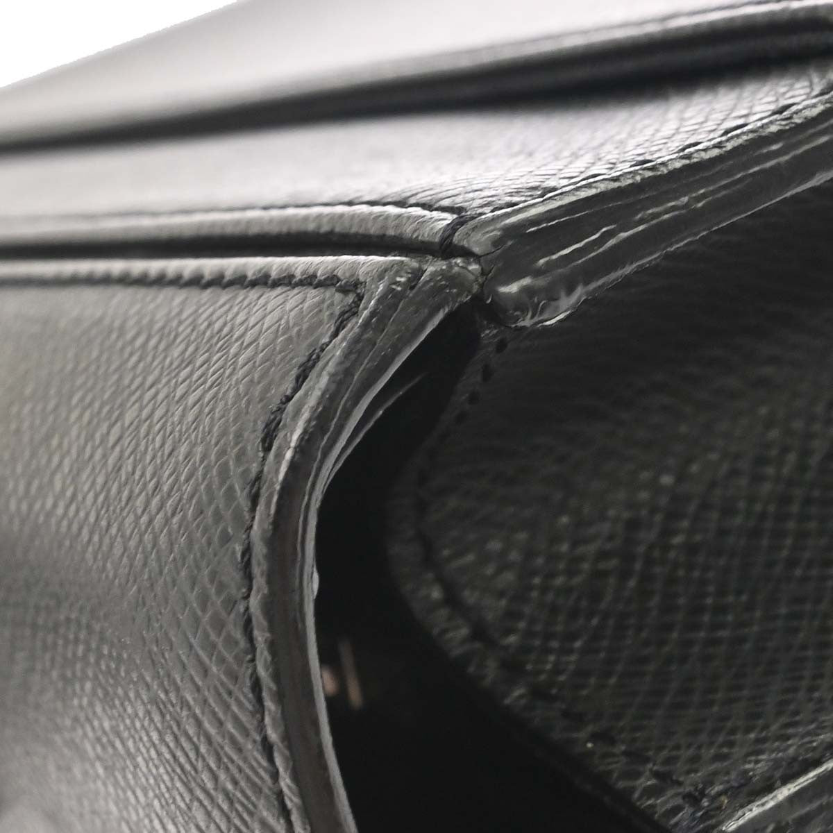Louis Vuitton Robusto Taiga Black Leather Briefcase Bag (Pre-Owned)