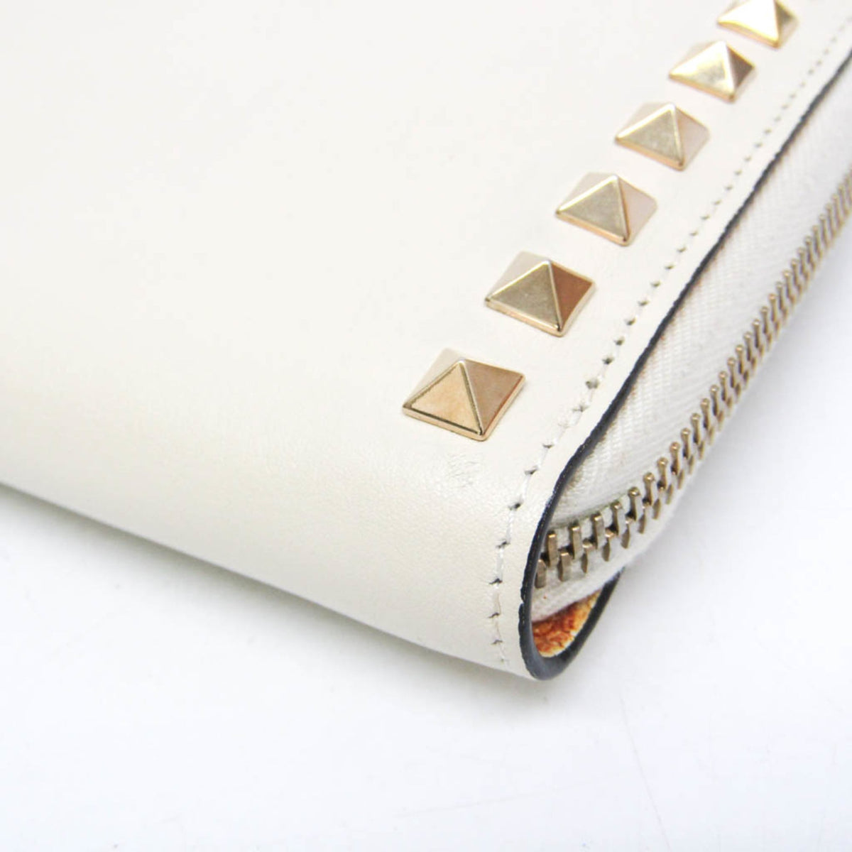 Valentino Garavani Rockstud Zip Around Leather White Leather Wallets Accessory (Pre-Owned)