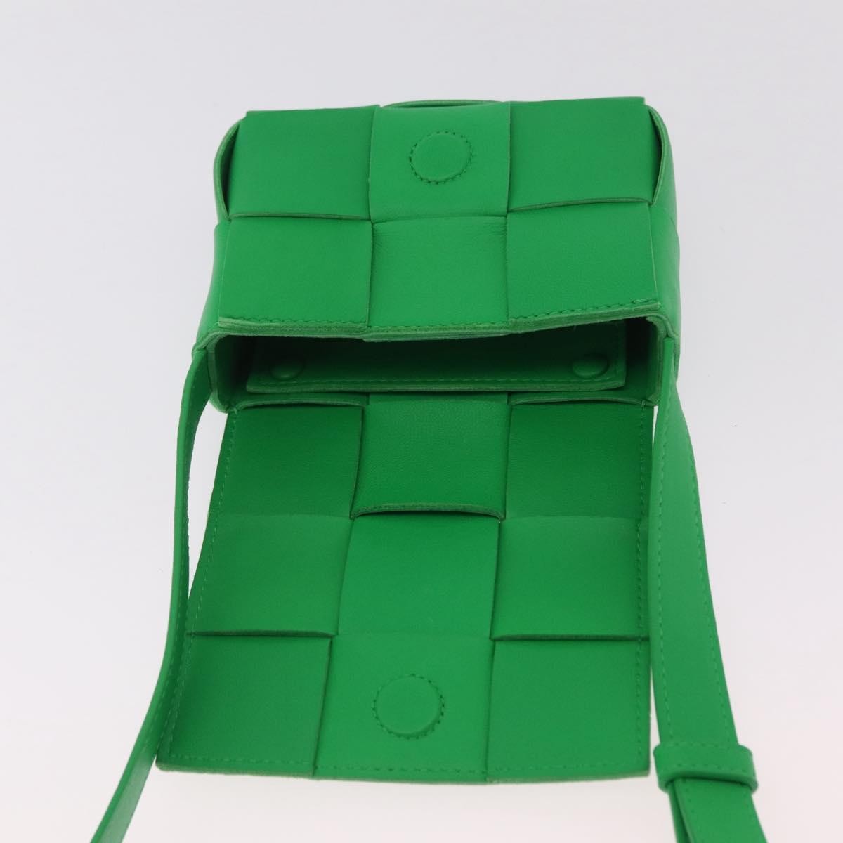 Bottega Veneta Cassette Maxi Intrecciato Leather Green Leather Crossbody Bag Bag (Pre-Owned)