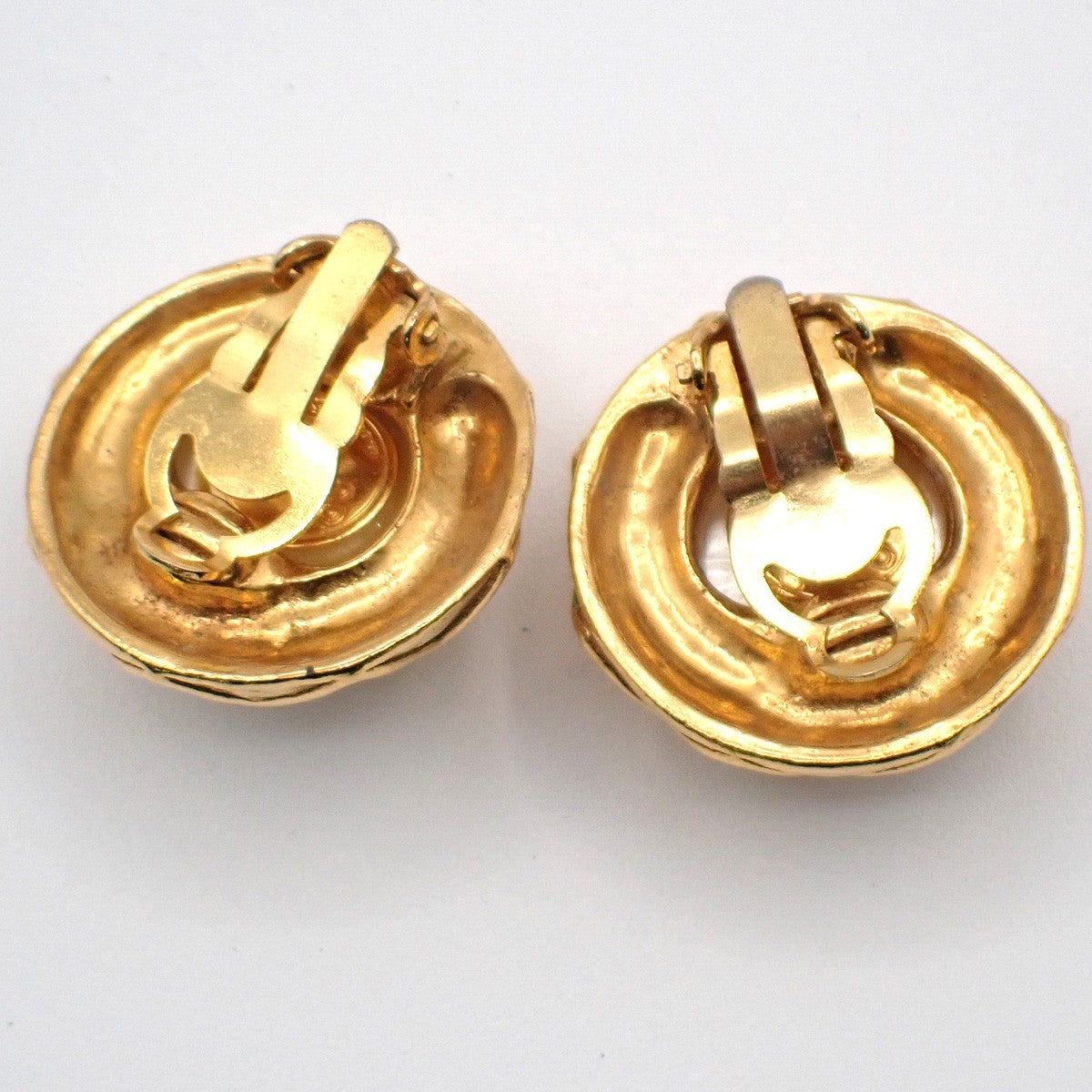 Chanel Vintage Round Clip-On Metal With Faux Pearl Gold Gold_Plated Earrings Jewelry (Pre-Owned)