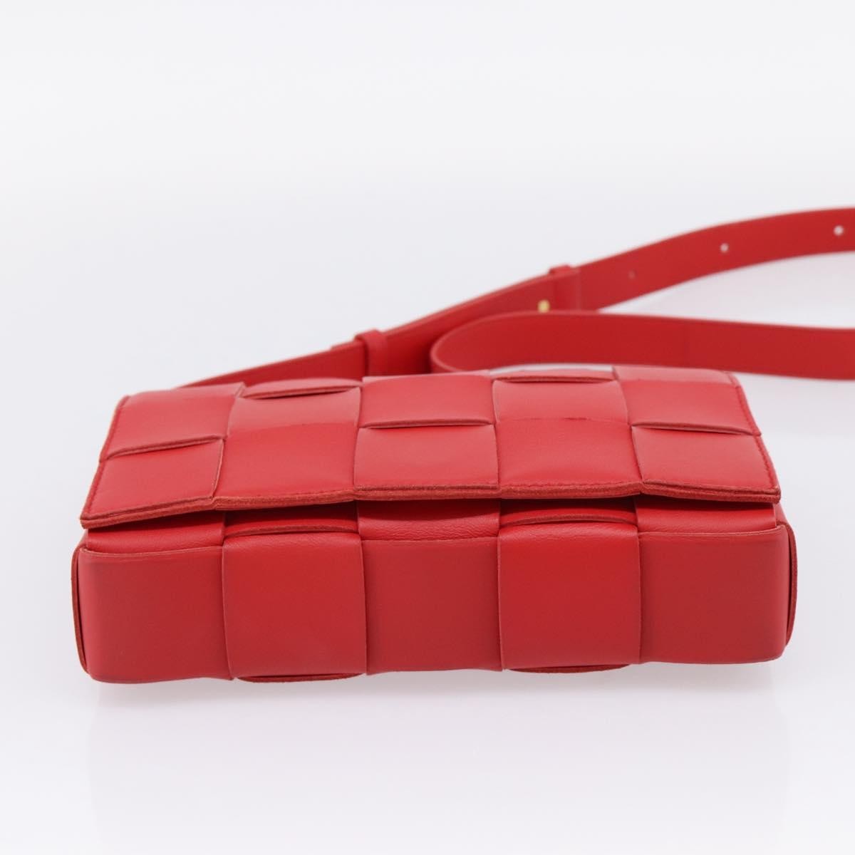 Bottega Veneta Cassette Maxi Intrecciato Leather Red Leather Crossbody Bag Bag (Pre-Owned)