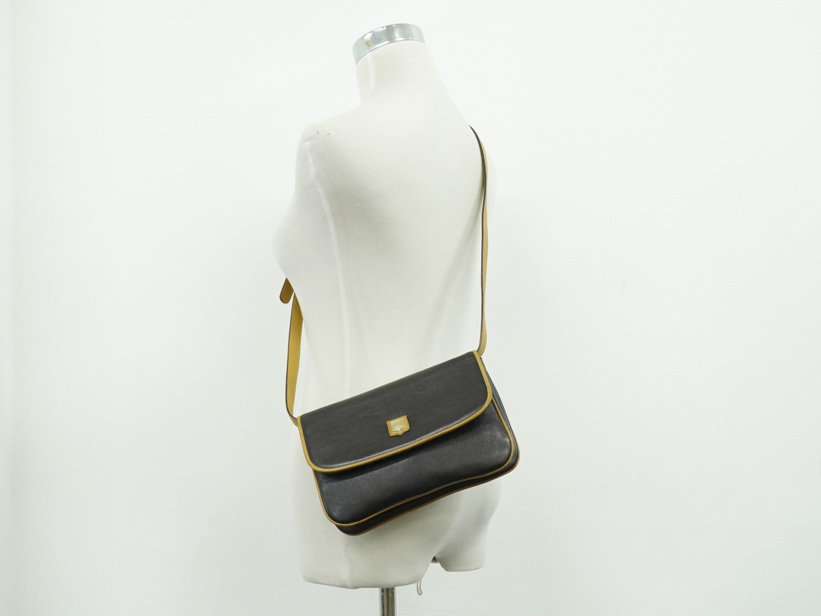 Celine Vintage Flap Leather Black Leather Shoulder Bag Bag (Pre-Owned)