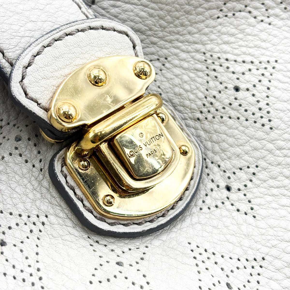 Louis Vuitton L Hobo Mahina Leather Beige Leather Shoulder Bag Bag (Pre-Owned)