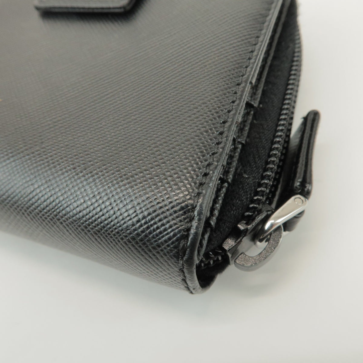 Prada Bifold Zip Around Saffiano Leather Black Leather Wallets Accessory (Pre-Owned)