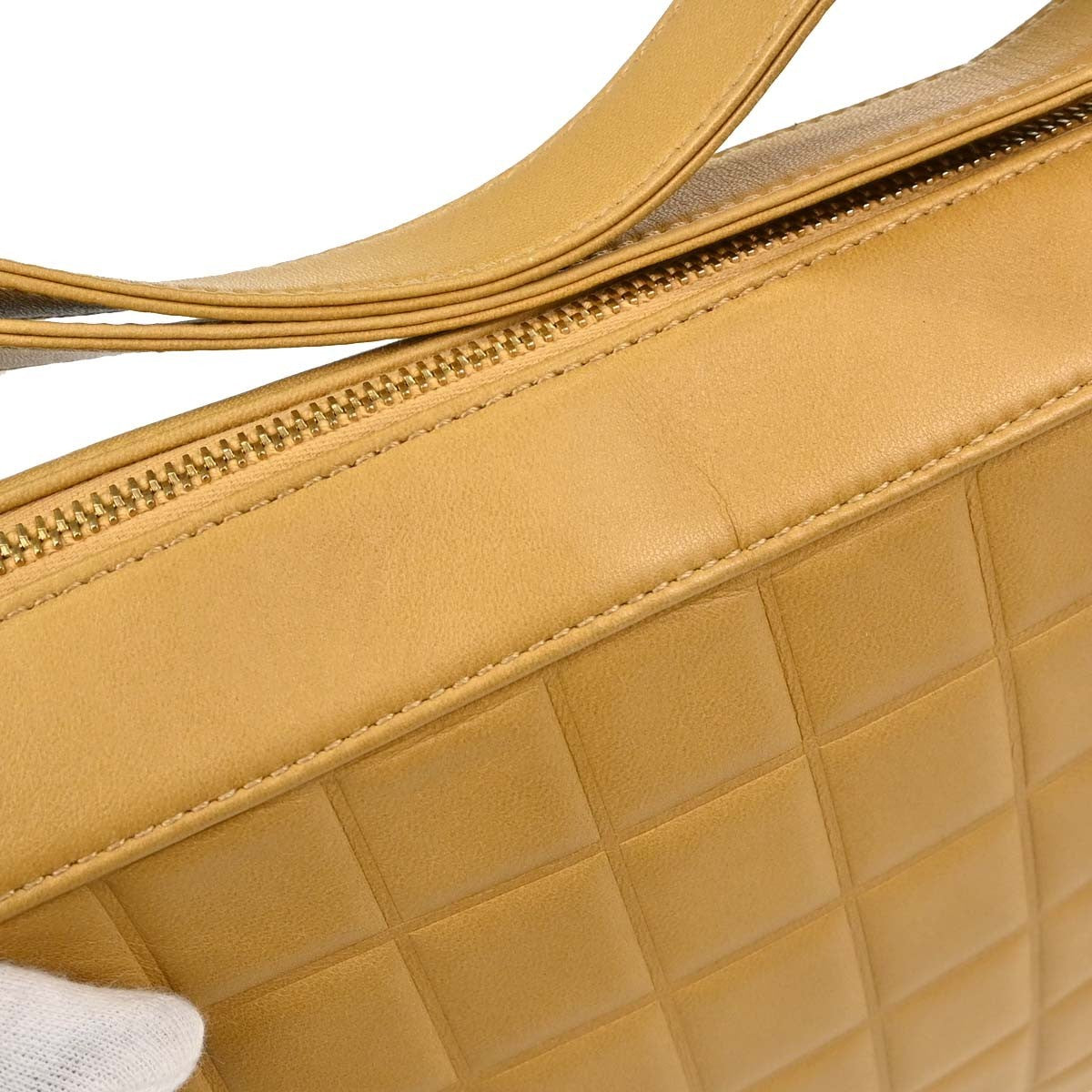 Chanel Chocolate Bar Cc Quilted Leather Beige Leather Shoulder Bag Bag (Pre-Owned)
