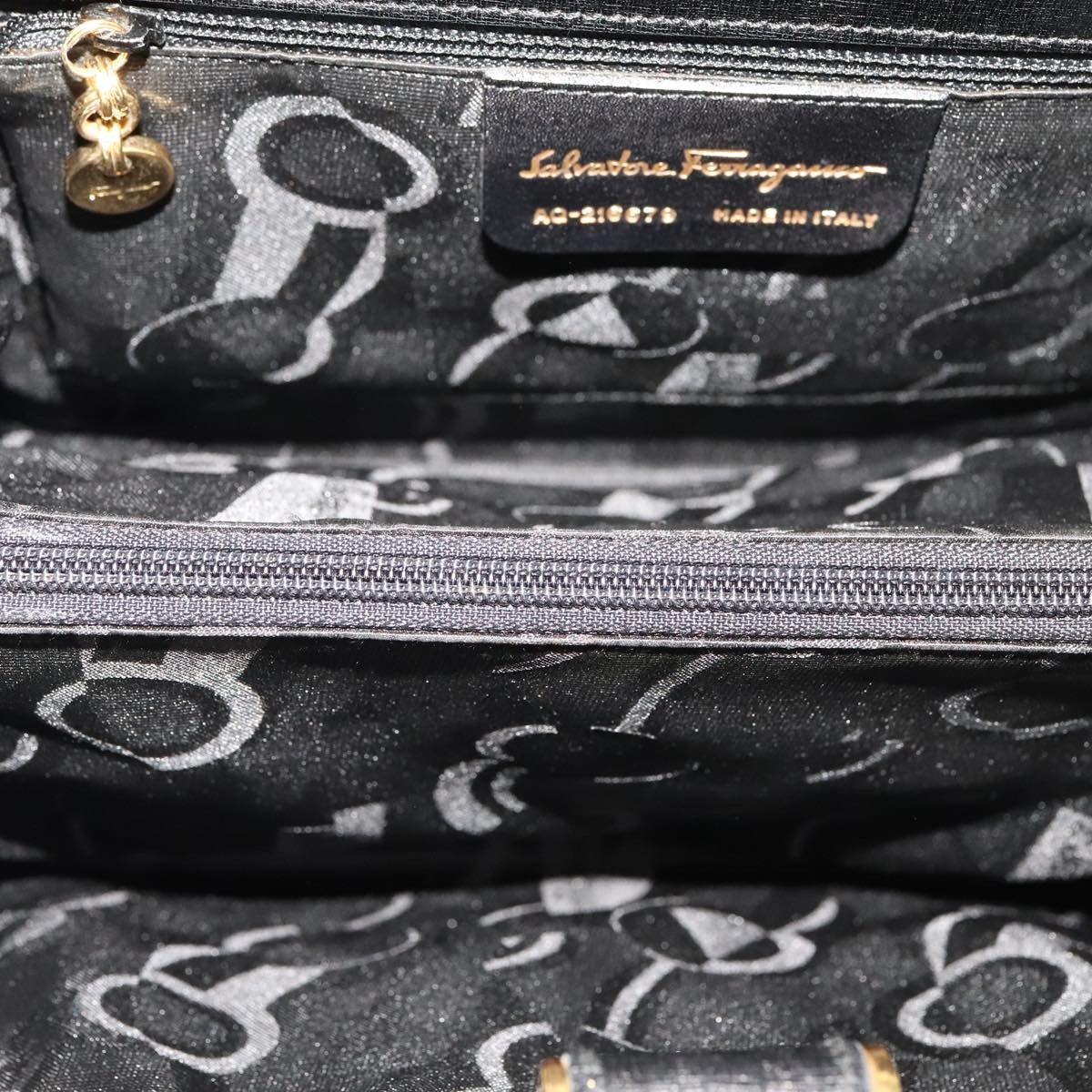 Salvatore Ferragamo Vintage Leather Black Leather Shoulder Bag Bag (Pre-Owned)