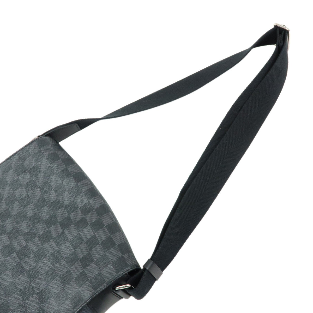 Louis Vuitton District Nm Messenger Damier Graphite Gray Canvas Handbag (Pre-Owned)
