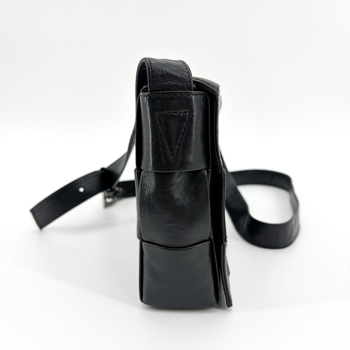 Bottega Veneta Cassette Maxi Intrecciato Leather Black Leather Shoulder Bag Bag (Pre-Owned)