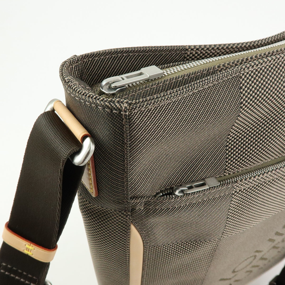 Louis Vuitton Compagnon Messenger Damier Geant Canvas Brown Canvas Handbag (Pre-Owned)