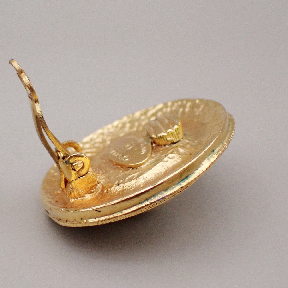 Chanel Vintage Round Clip-On Metal With Faux Pearl Gold Gold_Plated Earrings Jewelry (Pre-Owned)