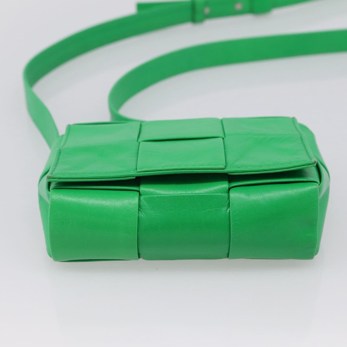 Bottega Veneta Cassette Maxi Intrecciato Leather Green Leather Clutche & Pouche Bag (Pre-Owned)
