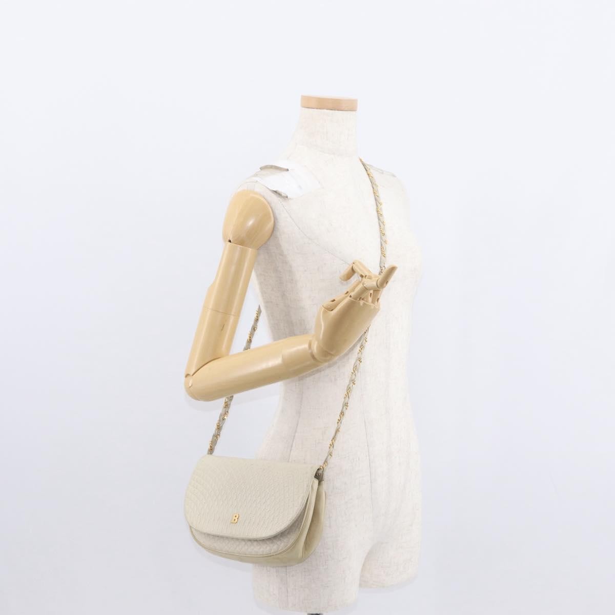 Bally Vintage Quilted Leather White Leather Shoulder Bag Bag (Pre-Owned)