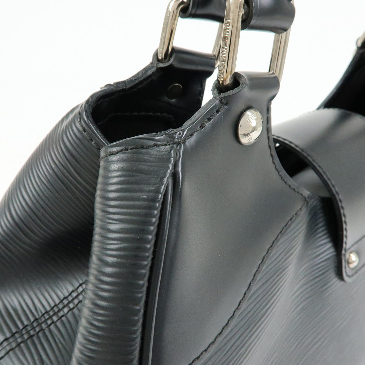 Louis Vuitton Montaigne Sac Epi Leather Black Leather Handbag (Pre-Owned)