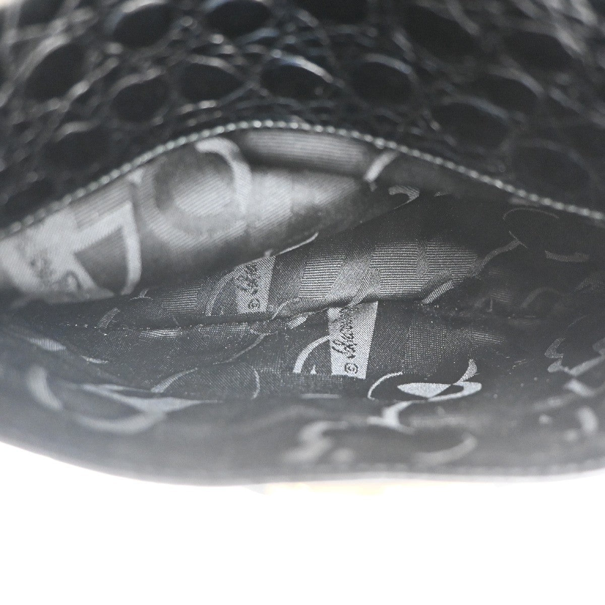 Salvatore Ferragamo Vara Leather Black Leather Shoulder Bag Bag (Pre-Owned)