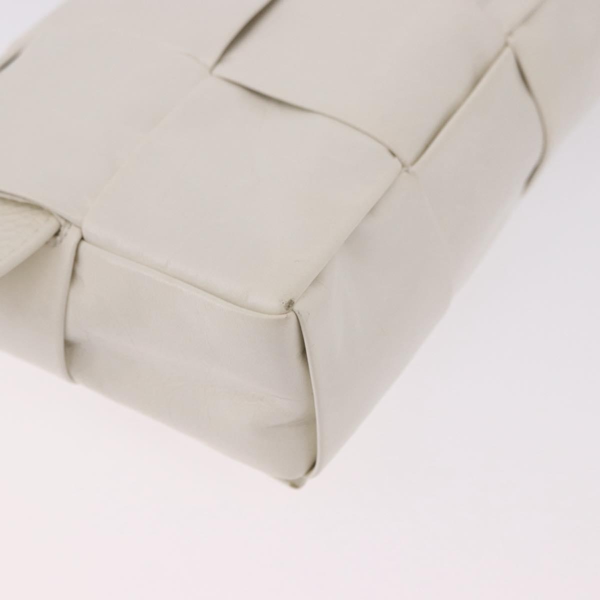 Bottega Veneta Cassette Belt Maxi Intrecciato Leather White Leather Clutche & Pouche Bag (Pre-Owned)