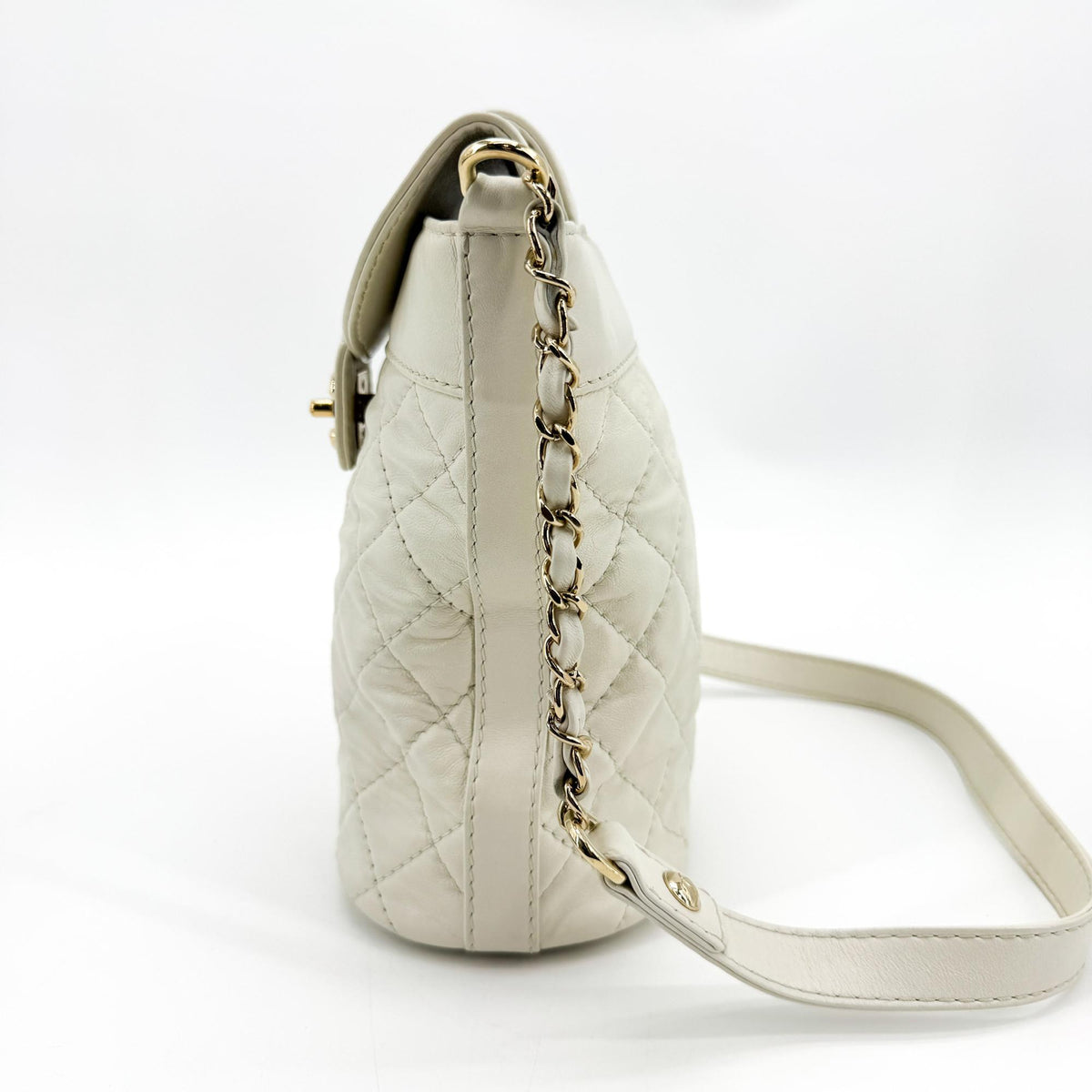 Chanel Cc Lock Flap Bucket Quilted Lambskin White Leather Shoulder Bag Bag (Pre-Owned)