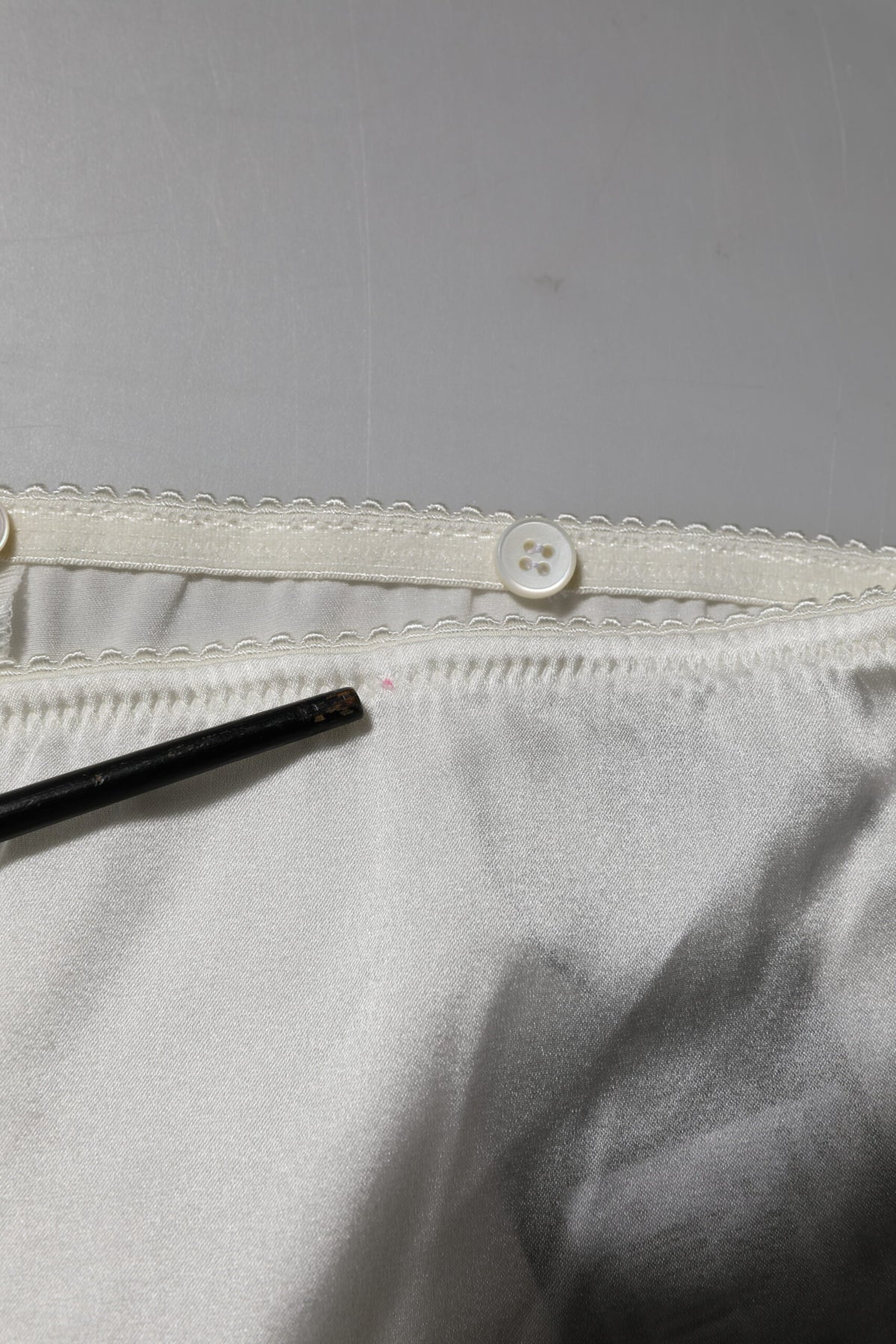 Dolce & Gabbana Ivory Silk Tapered High Waist Women's Pants (Pre-Owned)